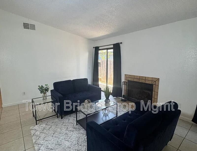 Sacramento House: 7516 Whisperwillow Drive