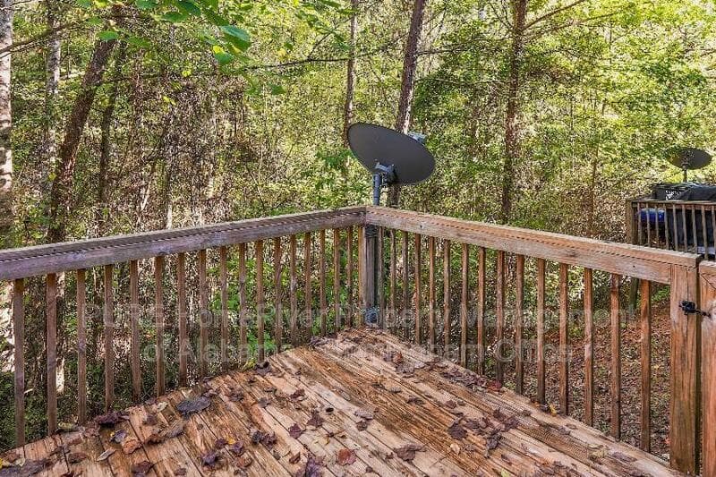 Gardendale House: 4257 Lochshire Lane