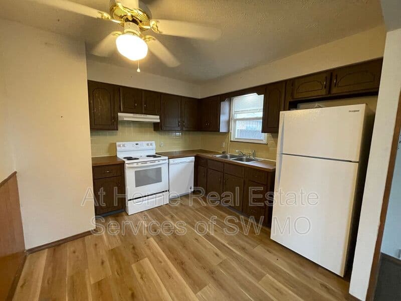 Springfield Condo: 3355 E Portland