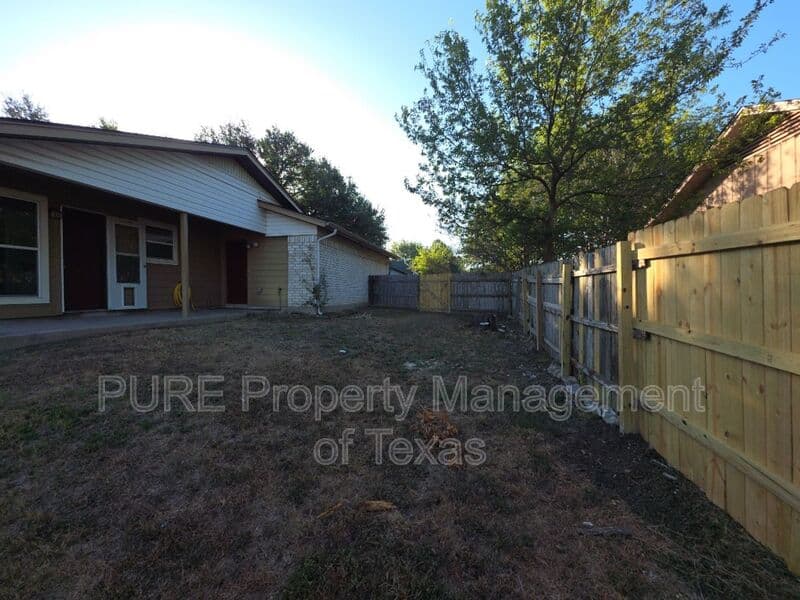 Elgin House: 304 McClendon Dr