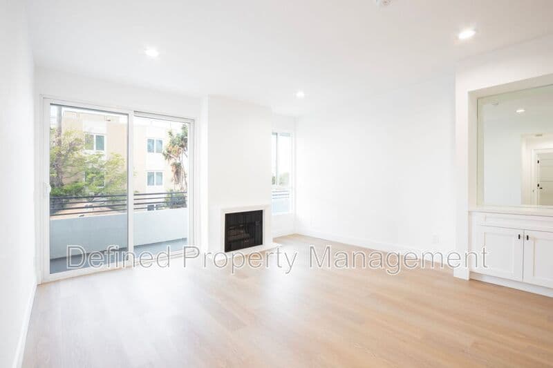 Los Angeles Condo: 1616 N Serrano Ave