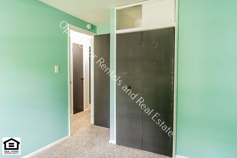 Fort Wayne House: 6718 Raintree Road