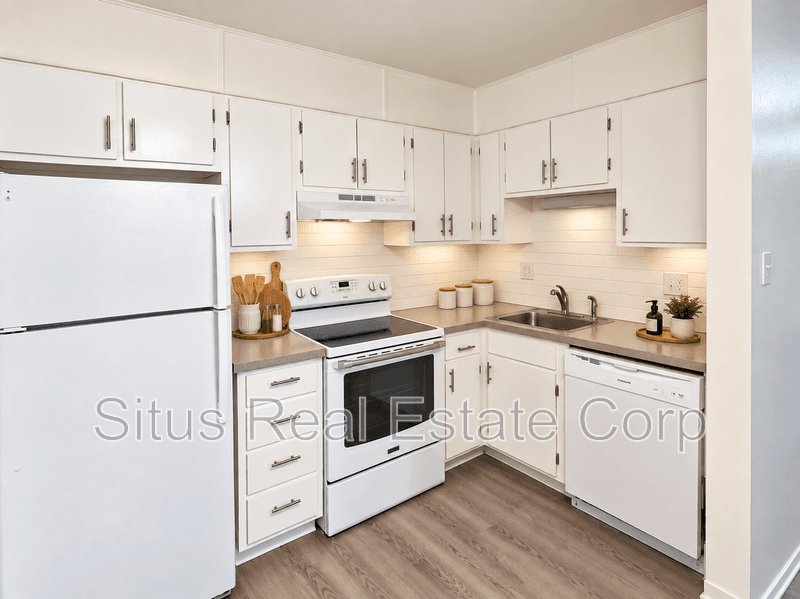 Lakewood House: 1330 Zephyr St.