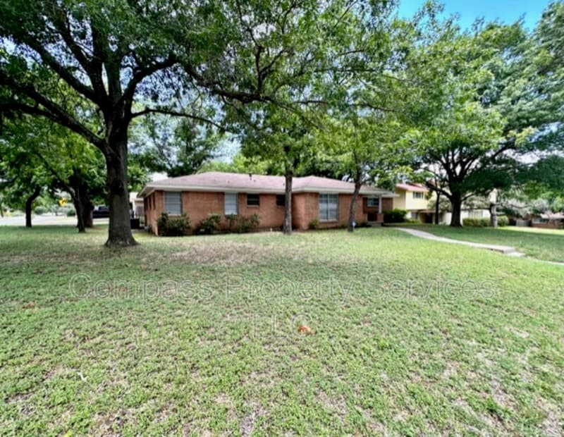 Waco House: 1400 Royal Oaks Dr.