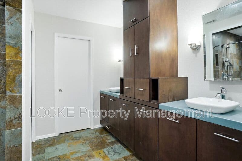 Benbrook House: 1004 Usher St
