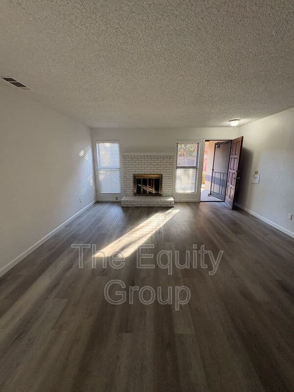 Visalia House: 1826 E Vassar Ave