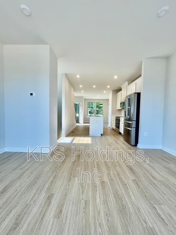 Woodbridge Townhome: 3738 District Dr.
