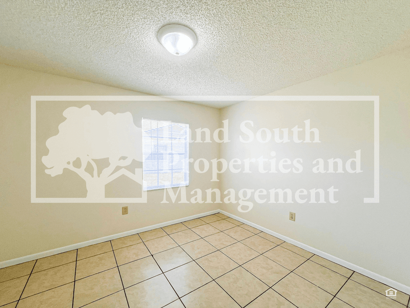 Lakeland House: 5825 Charlton Drive