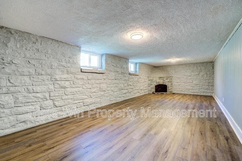 Saint Louis House: 8601 Virgil Ave