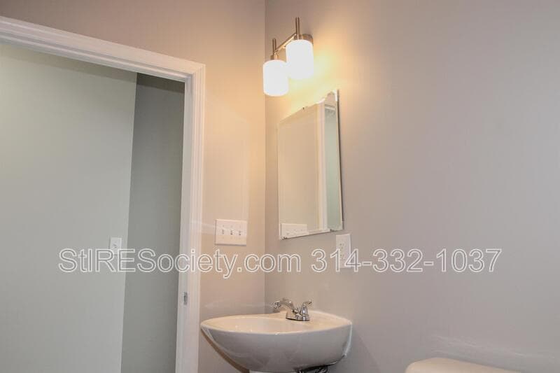St. Louis Condo: 7615 S. Broadway #2F