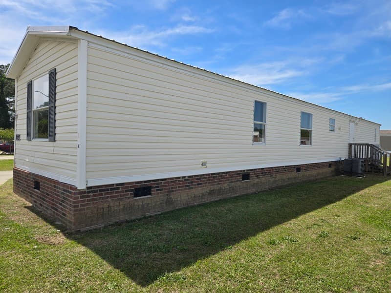 Fayetteville House: 2115 Cattail Cir