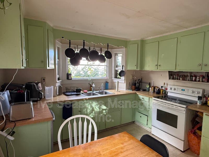 Burlington Condo: 14 Dans Court - 14