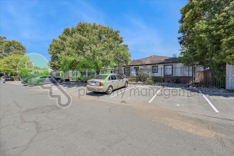 Sacramento House: 1071 Santiago Ave