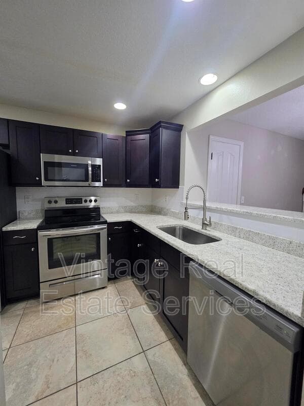 Tampa House: 8110 Silent Creek Dr