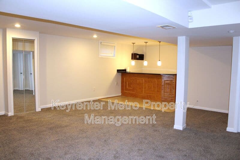 Clinton House: 5245 West Boniwood Turn