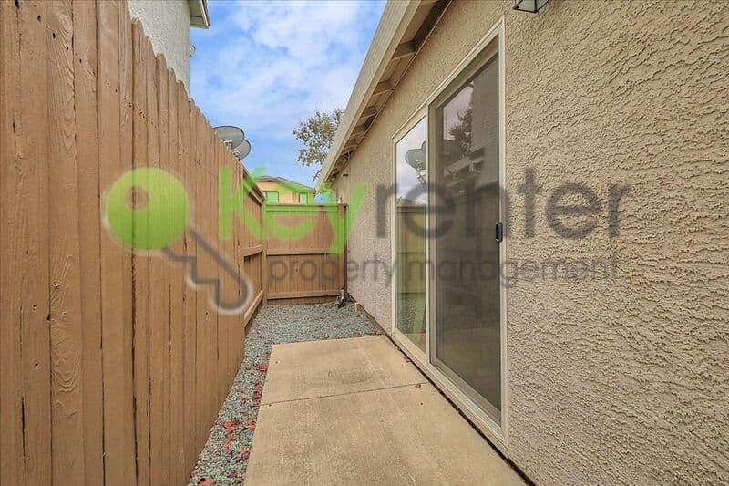 Roseville House: 1682 Loon Lake Street