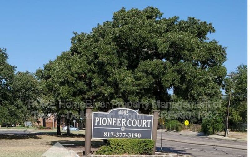 Irving Apartment: 4002-4004 W. Pioneer Dr