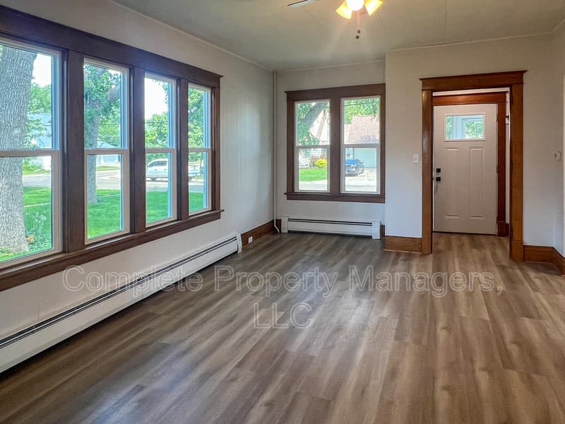 Albert Lea House: 711 Clausen Avenue