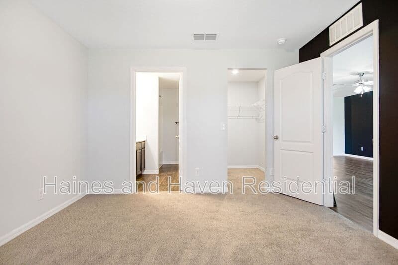 Dundee House: 1503 Swan Lake Cir