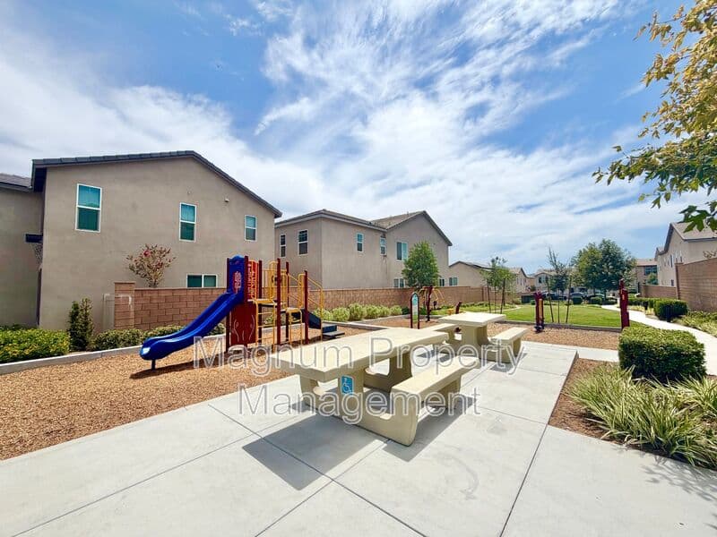 Lake Elsinore House: 970 Helena Ridge