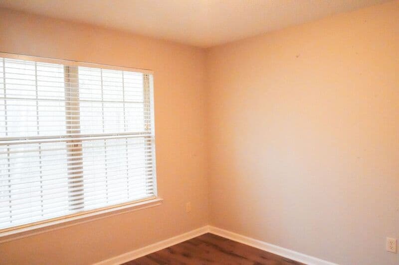 Midway House: 438 Edgewater Dr