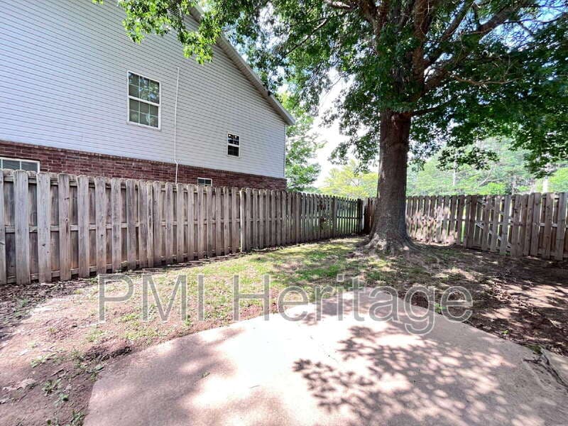 Fayetteville Condo: 886 N Daisy Ln