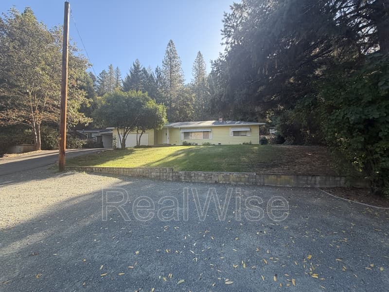 Grants Pass House: 7665 Rogue River Hwy