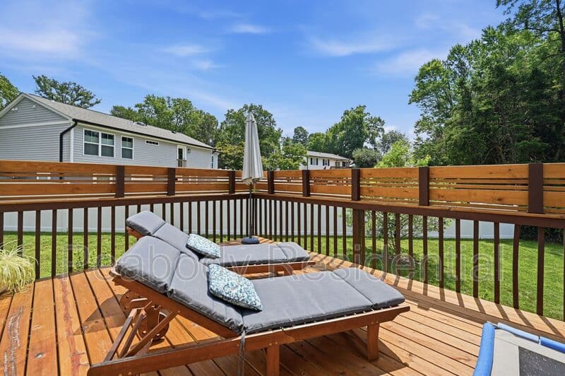 Alexandria House: 6426 Carriage Dr