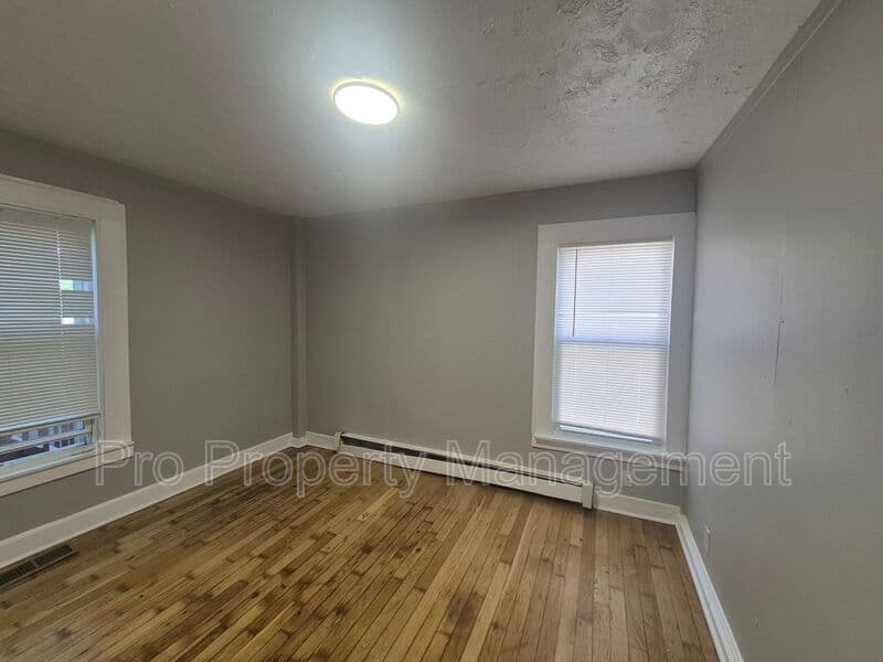 New Haven House: 35 SALTONSTALL AVE
