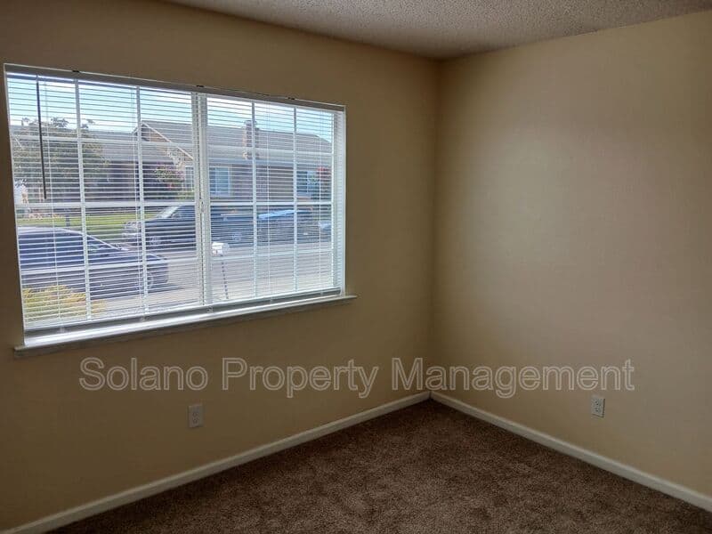 Vallejo House: 400 Mokelumne Drive