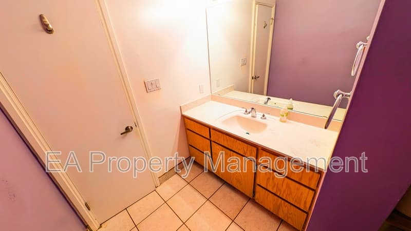 Albuquerque House: 2837 Palomas Dr NE