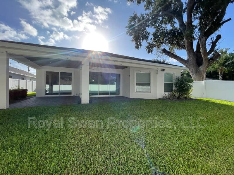 Lakeland House: 929 Clearview Avenue