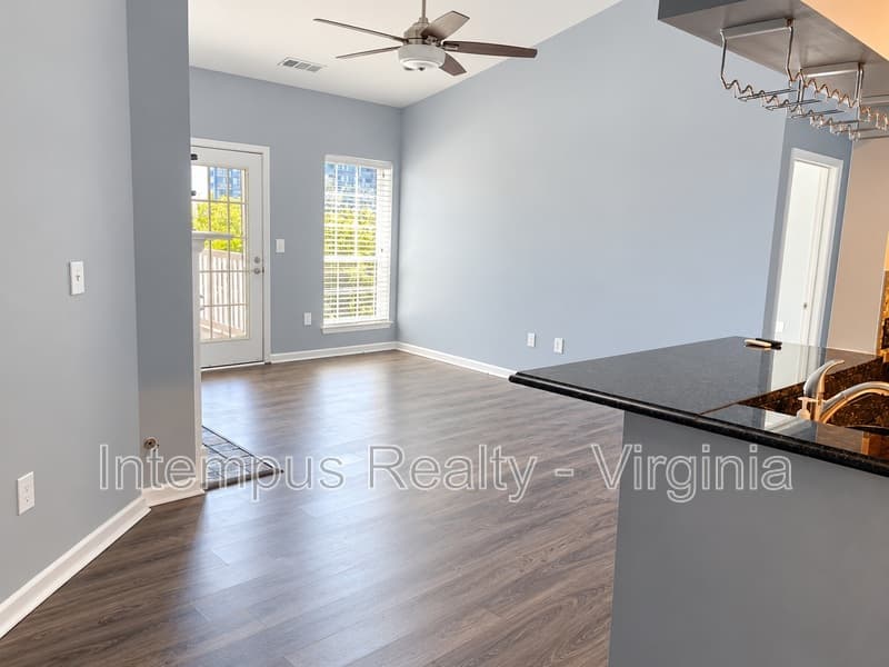 Alexandria Condo: 4550 Strutfield Ln