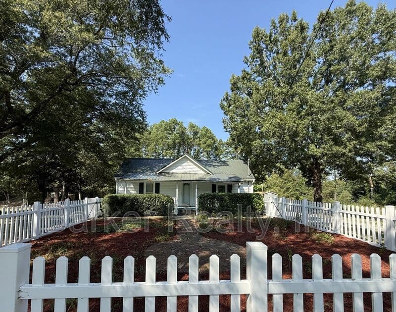 Durham House: 2203-A Patterson Road