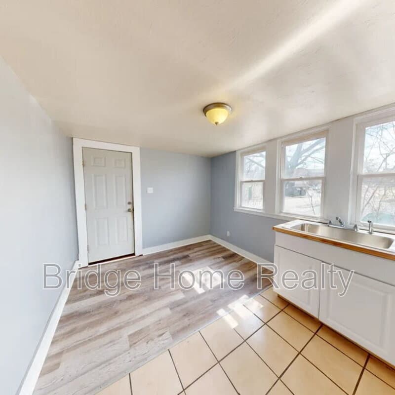 Sharon Condo: 139 North Water Avenue