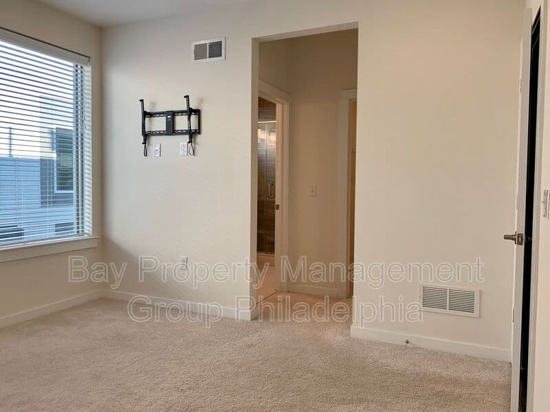 Philadelphia House: 2108 Kensington Walk