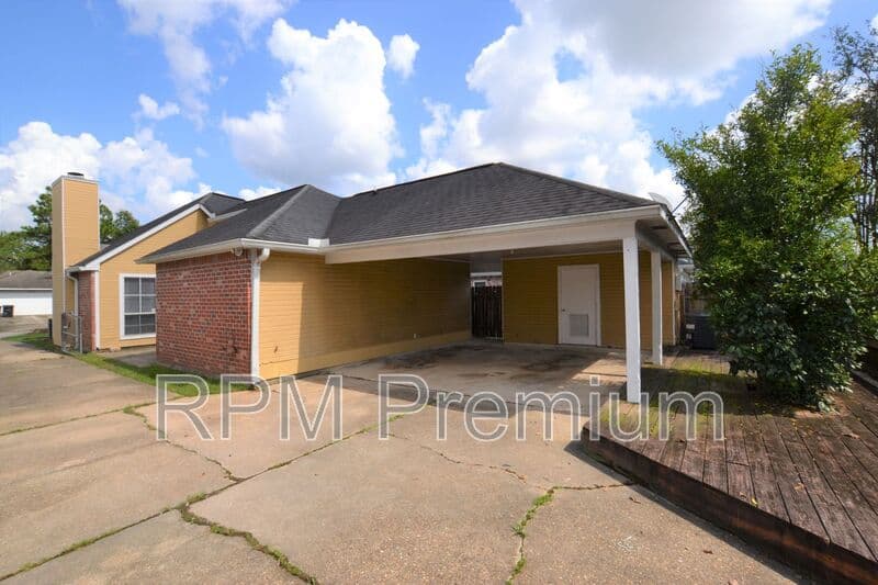 Baton Rouge House: 2136 S Flannery Rd.