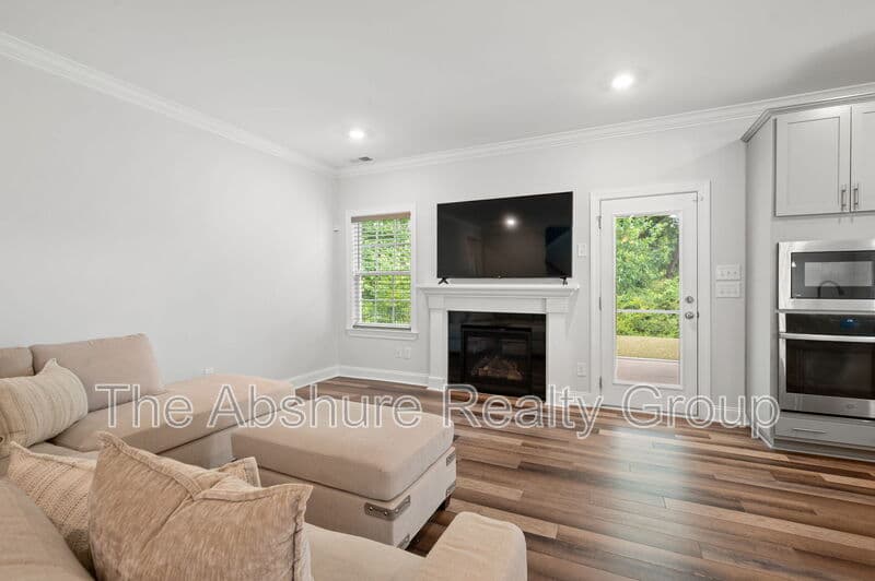 Angier House: 121 Barnwell Loop
