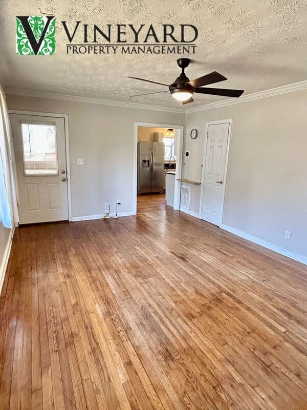 Smyrna House: 1995 Benson Ave SE