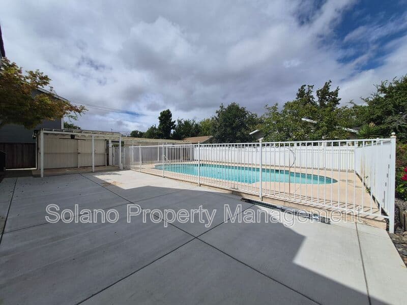 Vacaville Condo: 100 Luzena Ave