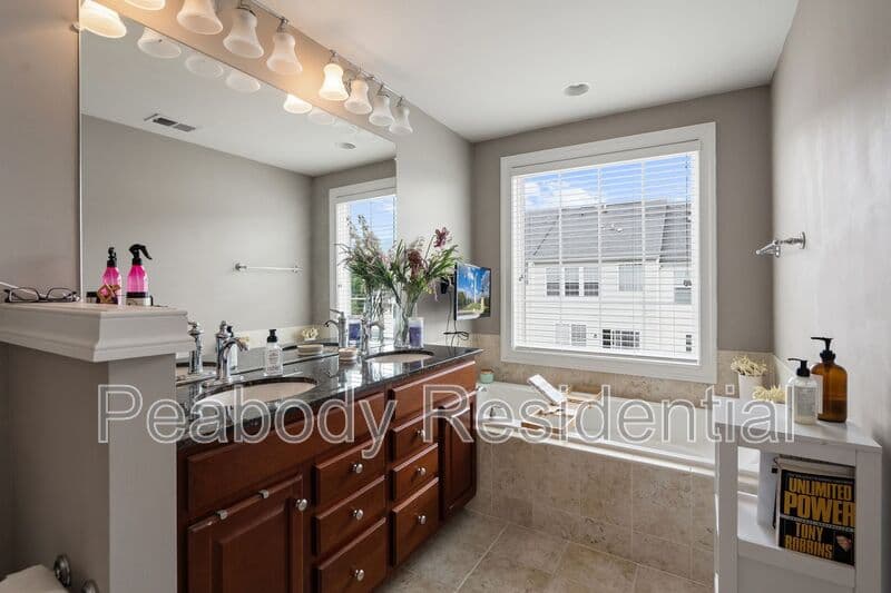 Woodbridge House: 14919 Potomac Branch Dr
