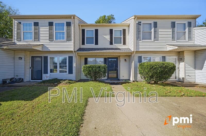 Virginia Beach Townhome: 765 Hampshire Ln