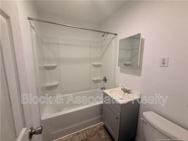 Spring Lake House: 405 Laura Ct
