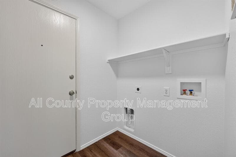 Fort Worth House: 320 Chalkstone Drive