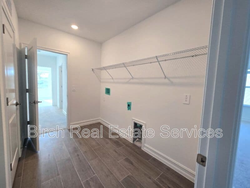 Lutz House: 18489 Serene Lake Loop