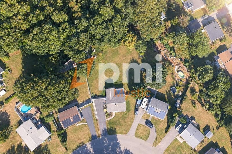 Mystic House: 90 Nantucket Dr