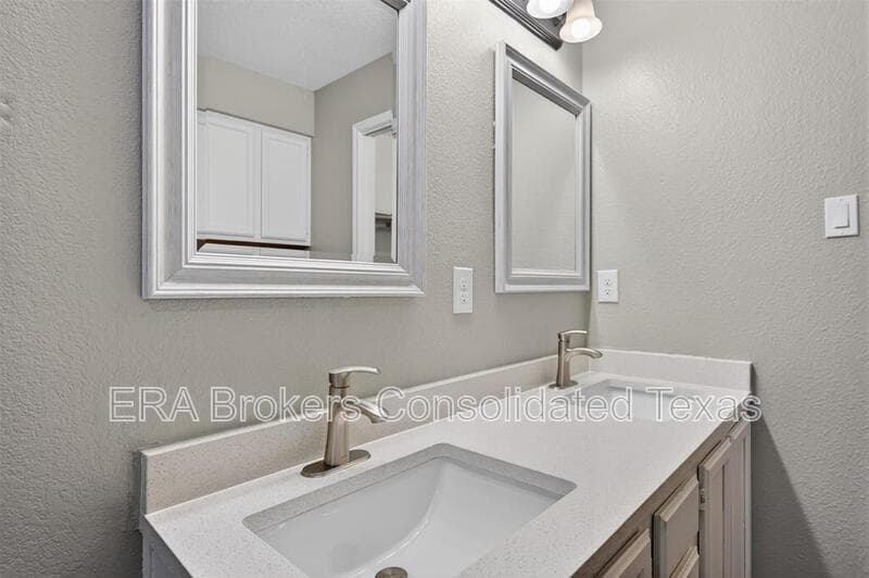 Austin House: 7601 Windrush Dr