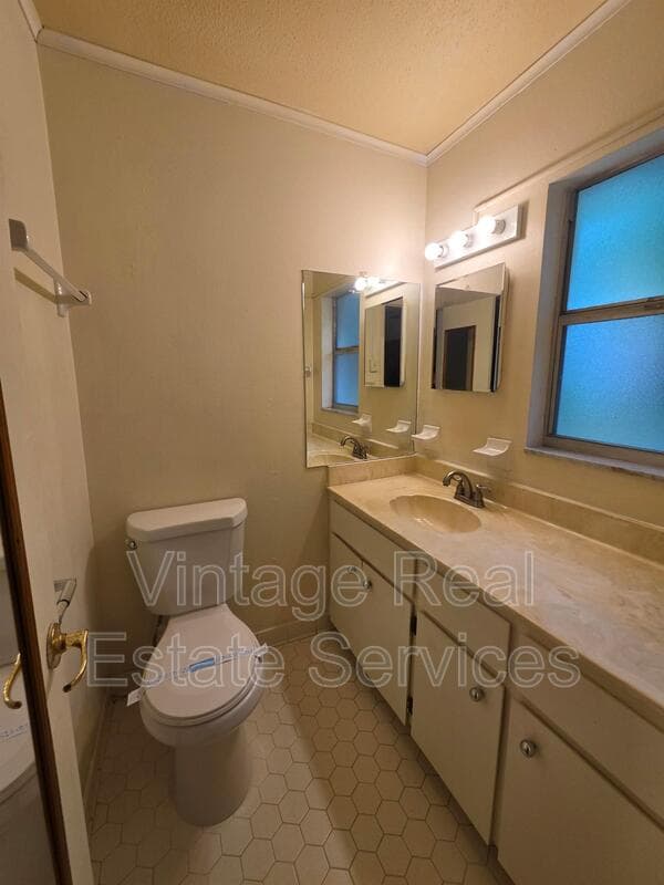 Lakeland House: 1028 Wildwood W