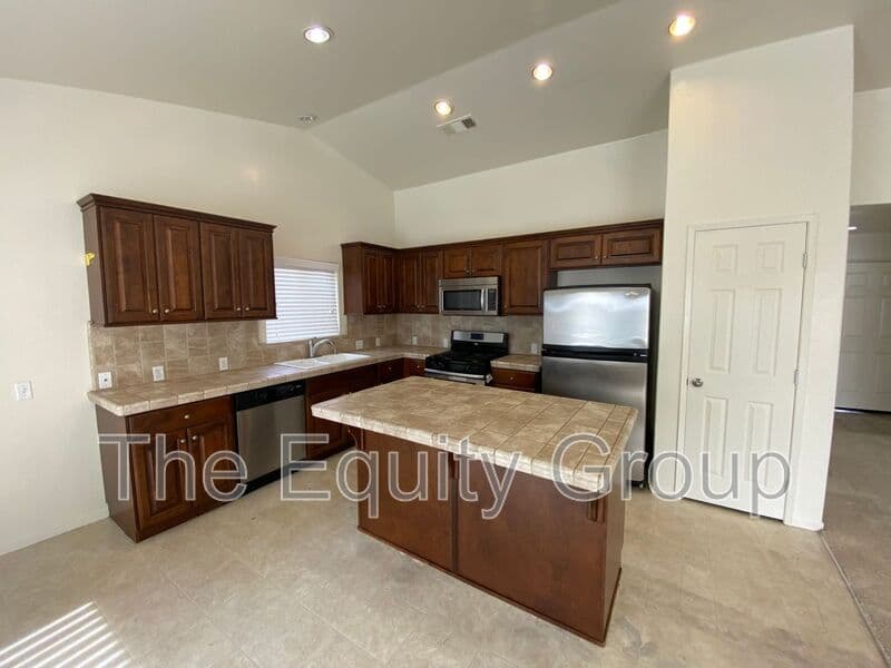 Visalia House: 1025 West Reese Ct