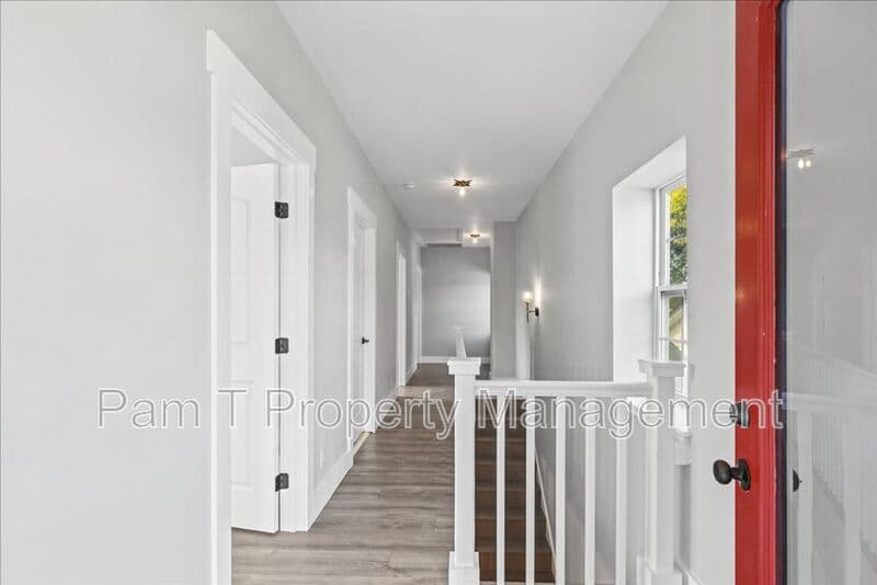 Savannah House: 3205 Burroughs St